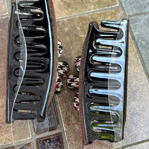 New Pair of Faux Suede Squeezable Hair Clips - Picture 2 of 6